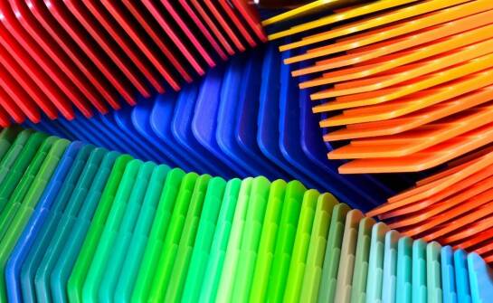 Różnorodność kolorów i rozmiarów plastikowych pojemników warsztatowych