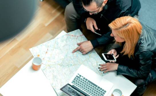 Przewozy krajowe i międzynarodowe: co warto wiedzieć przed rezerwacją?