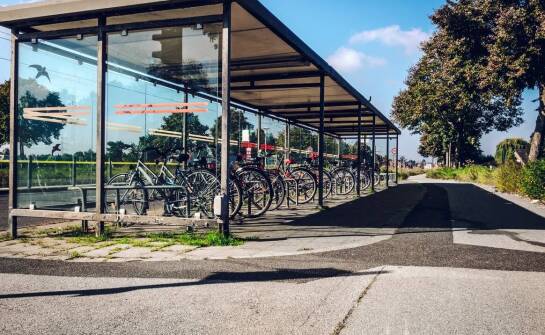 Jak dobrać odpowiednie zadaszenie rowerowe do przestrzeni miejskiej?