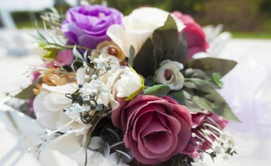 Dekoracje na auto ślubne z elementami żywicy – nowoczesny akcent