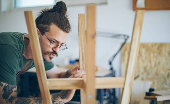 Jakie rozwiązania technologiczne wspierają produkcję eco furniture?