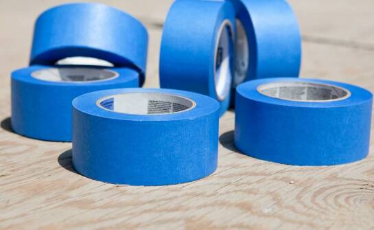 Rola taśmy malarskiej 20mm w ochronie powierzchni przed zabrudzeniami
