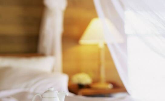 Czym różni się śniadanie hotelowe serwowane w restauracji od tego w pokoju?