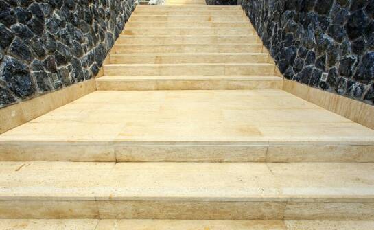 Granitowe schody w nowoczesnych budynkach: połączenie stylu i bezpieczeństwa