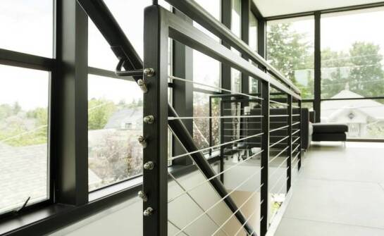 Jakie czynniki wpływają na wybór poręczy schodowych metalowych zewnętrznych?