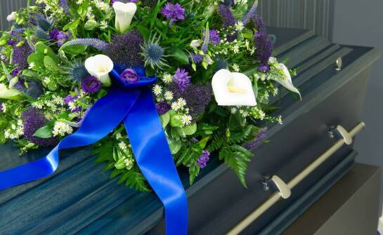 Porównanie żywych i sztucznych kwiatów w kontekście wieńców pogrzebowych