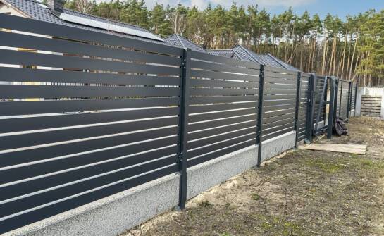 Nowoczesne materiały w produkcji ogrodzeń – analiza trwałości i estetyki