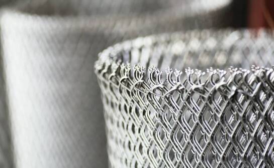 Jakie są najczęstsze błędy przy montażu siatek galwanizowanych i jak ich unikać?