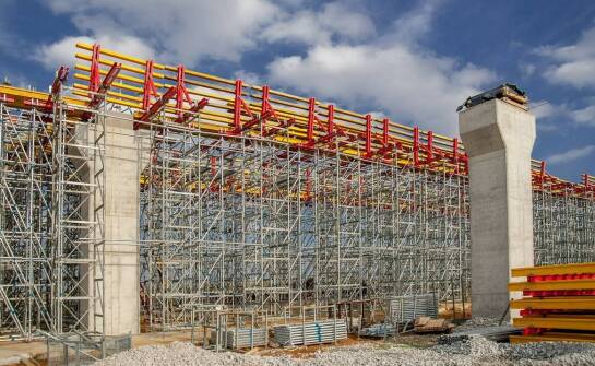 Wypożyczanie płyt szalunkowych – jakie są dostępne opcje transportu?