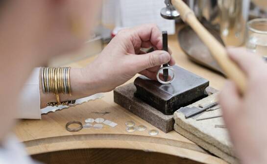 Jakie czynniki wpływają na decyzję o sprzedaży srebra?