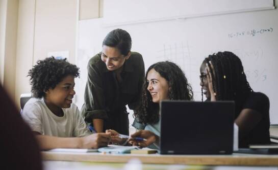 Jak instytut wspiera rozwój umiejętności komunikacyjnych w językach romańskich?