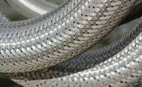 Jak technologia produkcji wpływa na jakość węży elastycznych?