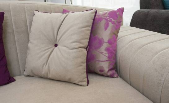 Garnitury na miarę – jak dbałość o szczegóły przekłada się na komfort noszenia?