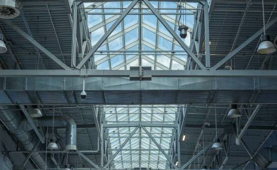 Dlaczego warto inwestować w klapy dymowe wykonane z poliwęglanu komorowego?