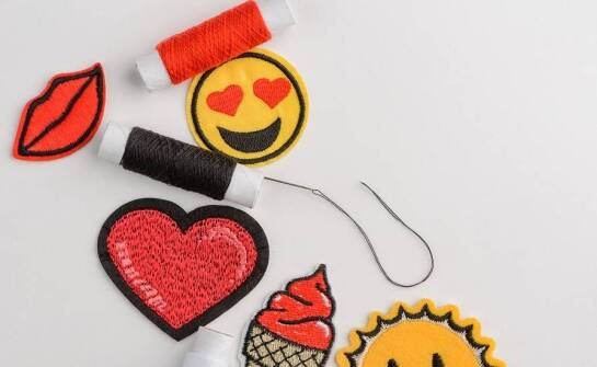 Proces zamawiania naszywek z własnym logo – co warto wiedzieć?