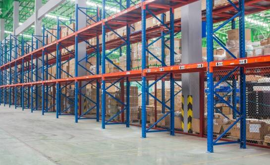 Porównanie różnych modeli drabin magazynowych z podestem – co warto wiedzieć?