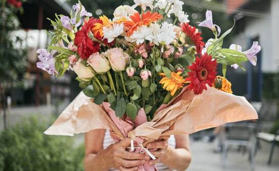Jakie są zalety zamawiania kwiatów z dostawą przez internet w Katowicach?