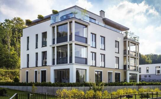 Balustrady zewnętrzne PVC jako element architektury krajobrazu