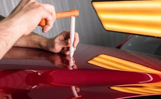 Wyciąganie wgnieceń bez lakierowania: jak chronić karoserię przed korozją?