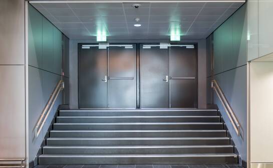 Drzwi zewnętrzne przeciwpożarowe – jakie normy spełniają?