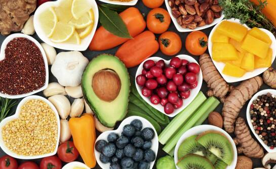 Co warto włączyć do codziennego jadłospisu, aby spowolnić procesy starzenia się organizmu i zadbać o wzrok?