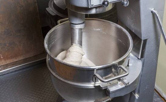 Mikser do robienia ciasta: kluczowe funkcje dla efektywnej produkcji