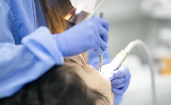 Rola endodoncji w utrzymaniu zdrowych zębów – co oferuje stomatolog w Krakowie?