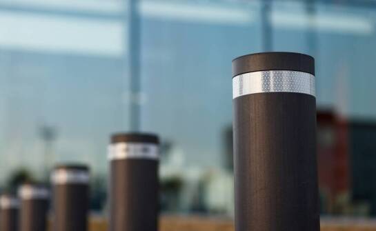 Odporność na czynniki zewnętrzne jako kluczowa cecha słupków parkingowych