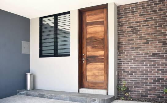 Montaż drzwi zewnętrznych – jak zapewnić trwałość i funkcjonalność?