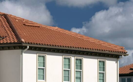Blachodachówki a tradycyjne dachówki – co przemawia za nowoczesnymi rozwiązaniami?