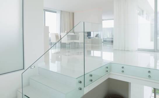 Jak konstrukcje szklane wpływają na estetykę nowoczesnych wnętrz?