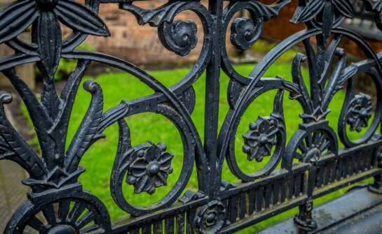 Zalety indywidualnych projektów w metaloplastyce ogrodzeń kutych