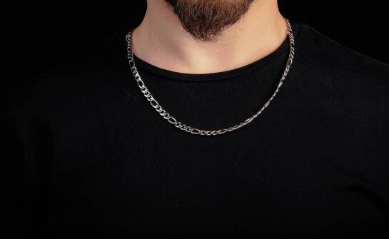Srebrne łańcuszki dla mężczyzn: jak zmieniały się style na przestrzeni lat?