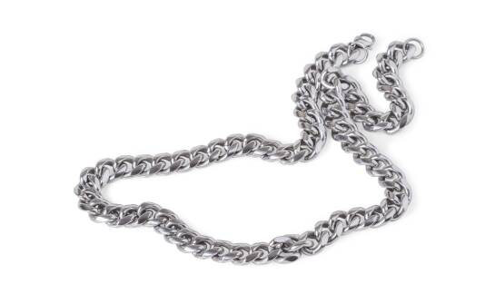 Jakie okazje są najlepsze, by podarować mężczyźnie srebrny łańcuszek?