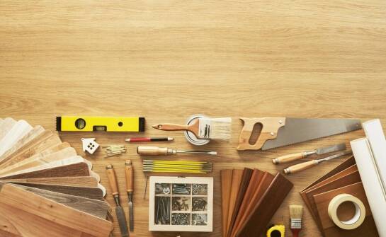 Jak przygotować powierzchnię okna przed montażem żaluzji drewnianych?