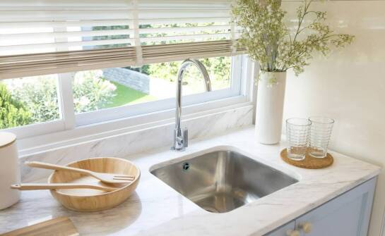 Jak kran kuchenny z ruchomą wylewką ułatwia utrzymanie czystości?