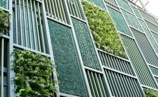 Nowoczesne zastosowania siatki z blachy w zielonej architekturze miejskiej