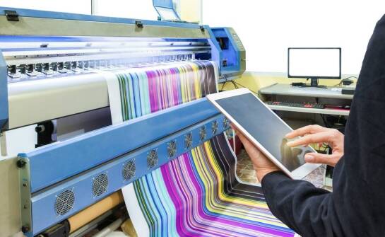 Zastosowanie nowoczesnych technologii w nadrukach dla małych brandów odzieżowych