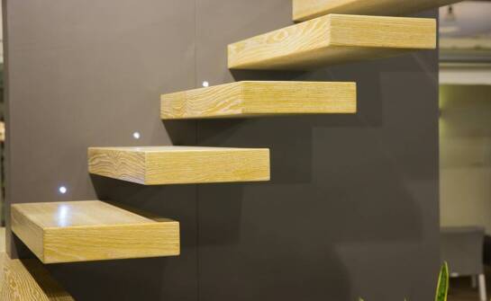 Jakie są wyzwania przy montażu klatek schodowych dwubiegowych?