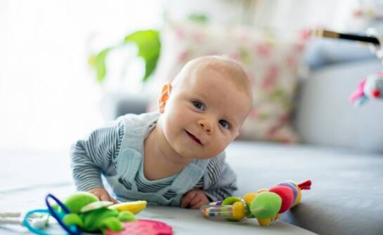 Zabawki dla niemowlaków: jak wpływają na rozwój zmysłów dziecka?