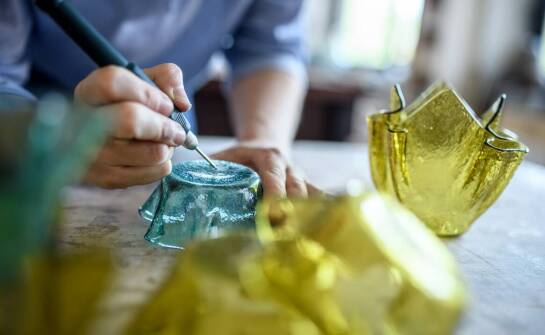 Proces odnawiania starych zdjęć na pomniki – jak przywracamy wspomnienia do życia?