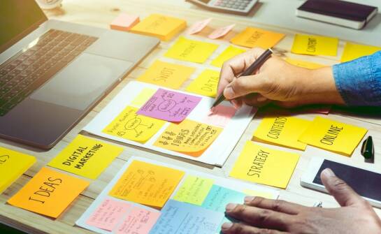 Różnorodność form i kształtów naklejek reklamowych - jak wybrać odpowiednie?