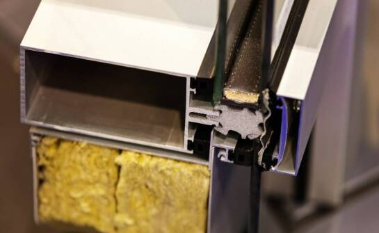 Profile do montażu plexi w projektach renowacyjnych i modernizacyjnych