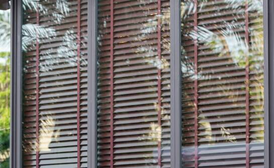 Jakie innowacyjne rozwiązania oferują nowoczesne żaluzje fasadowe?