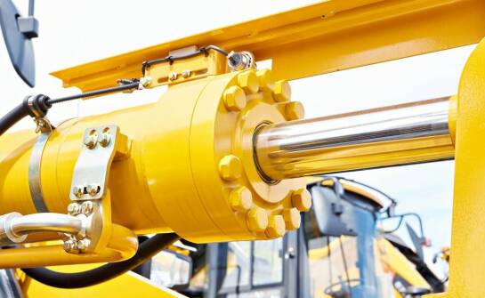 W jaki sposób siłowniki jednostronnego działania poprawiają efektywność maszyn?