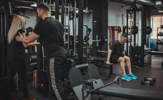 Karnet na siłownię w Lublinie: jak łączyć treningi z usługami fizjoterapeutycznymi?