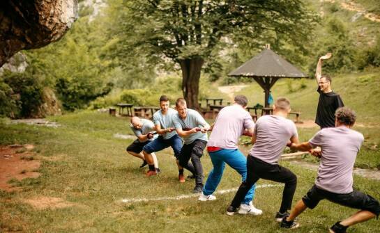 Wyjazdy integracyjne – jak dostosować ofertę do potrzeb różnych branż?