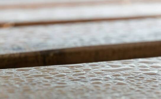 Montaż desek opalanych – co warto wiedzieć, by zachować ich unikalny wygląd?