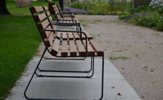 Jak projektować ławki miejskie z myślą o osobach starszych i niepełnosprawnych?