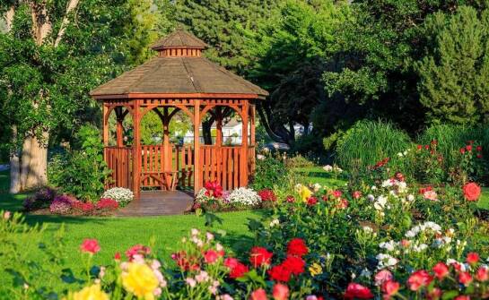 Styl i funkcjonalność – jak połączyć te elementy w nowoczesnej altanie przydomowej?